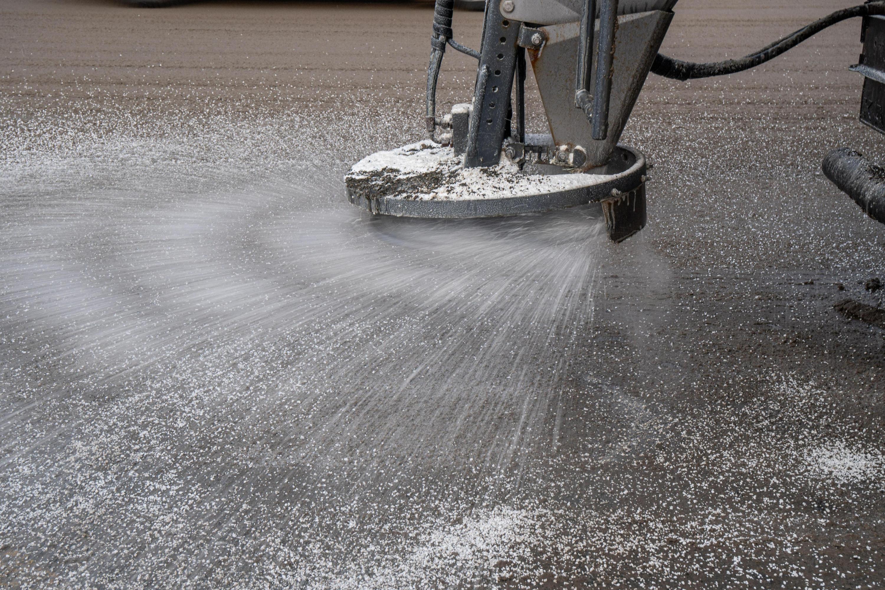 Томск готов к зиме: для борьбы с гололедом город вновь выбрал современный противогололедный материал